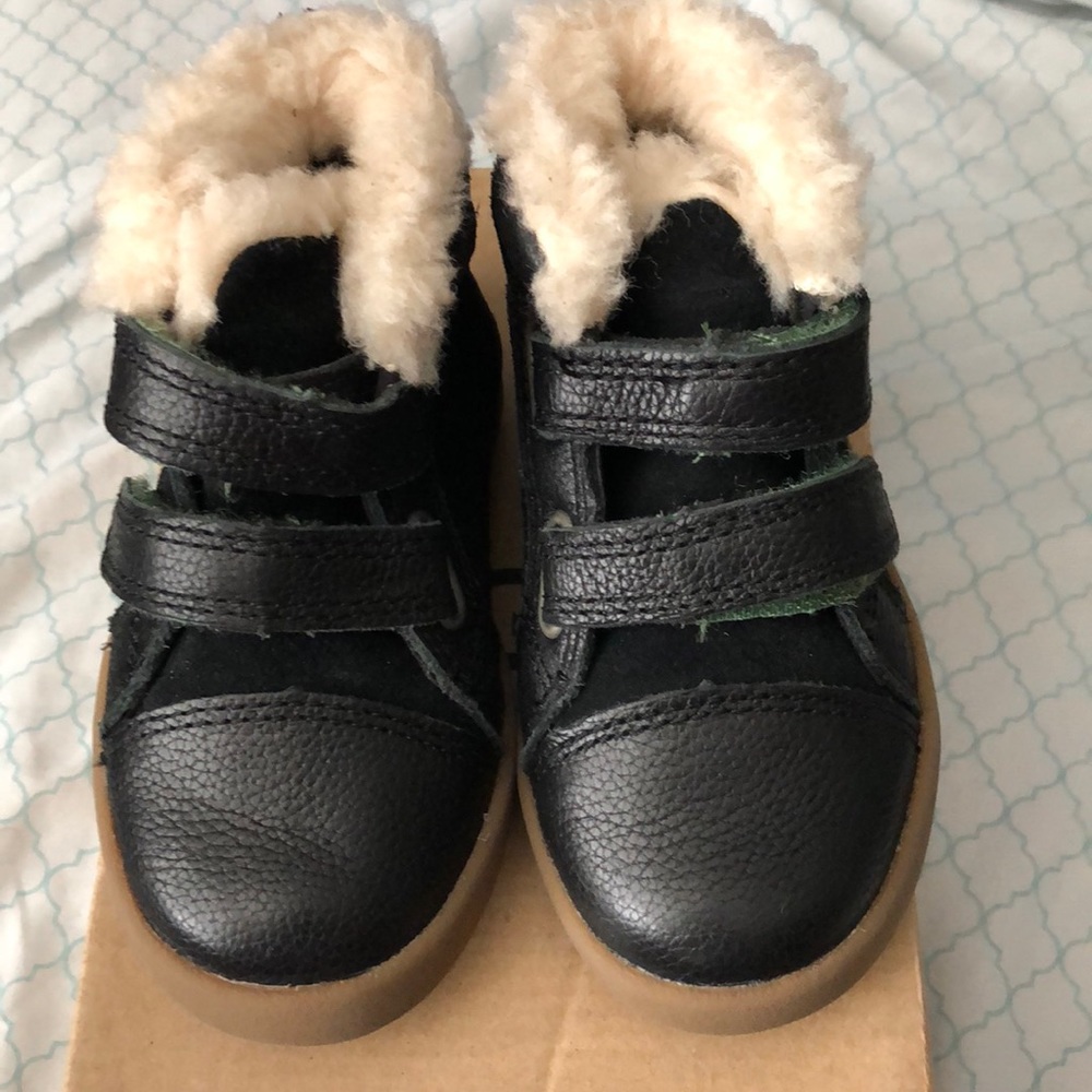 Pre own UGG size 6C black